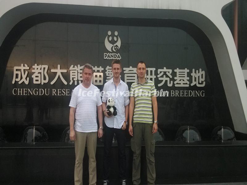 Touurist Visit Chengdu Panda Base