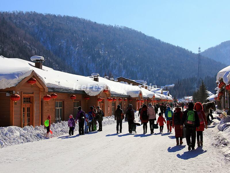 Tourists Visit China's Snow Town in Winter