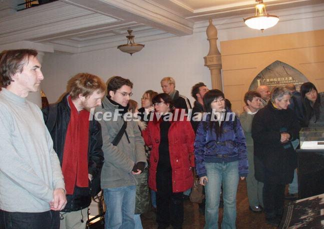 Tourists Visit Harbin Jewish New Synagogue 