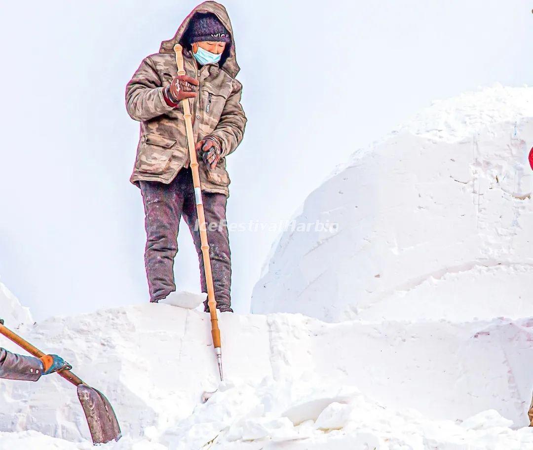 Harbin snow sculptor