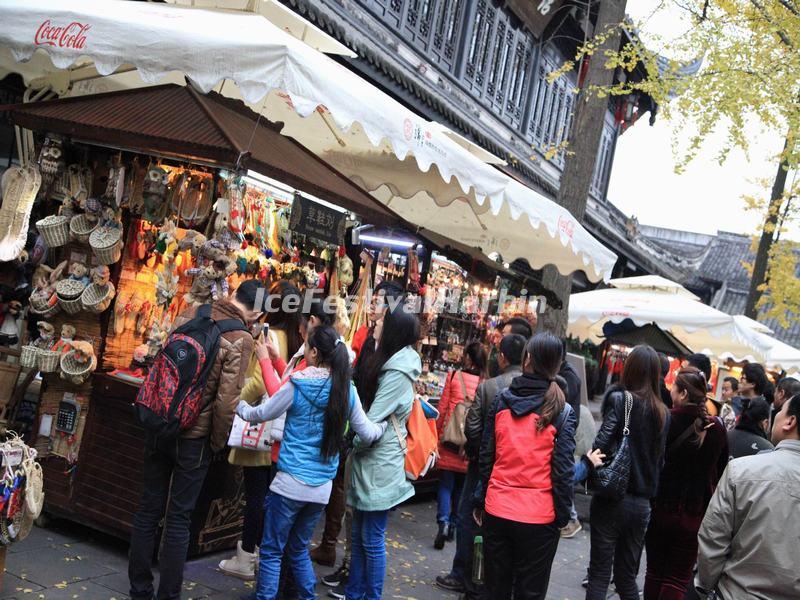 Tourists Visit Chegndu Jinli Ancient Street