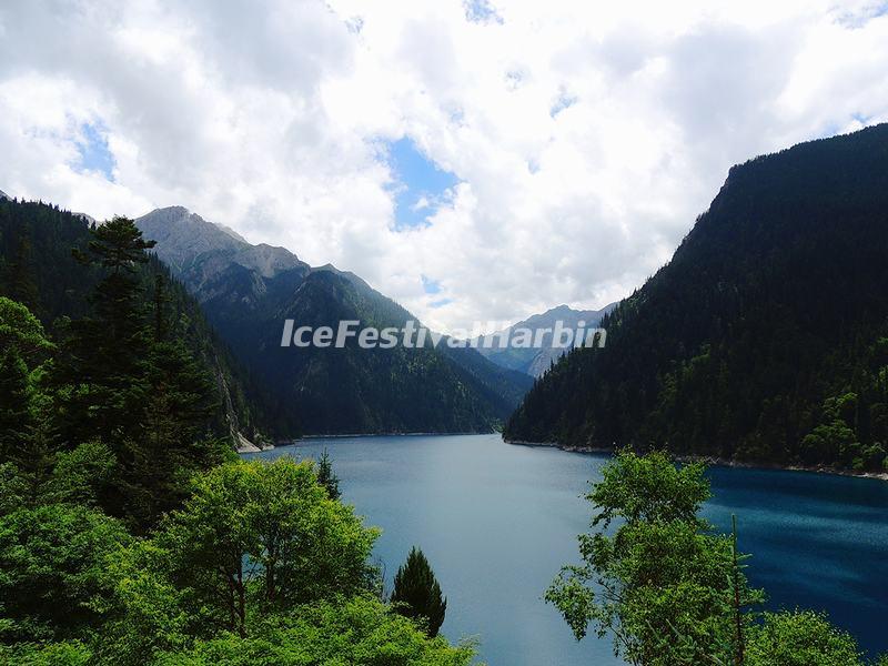 The Long Lake in Jiuzhaigou Valley