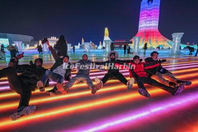 Overseas Students Enjoyed Harbin Ice Festival