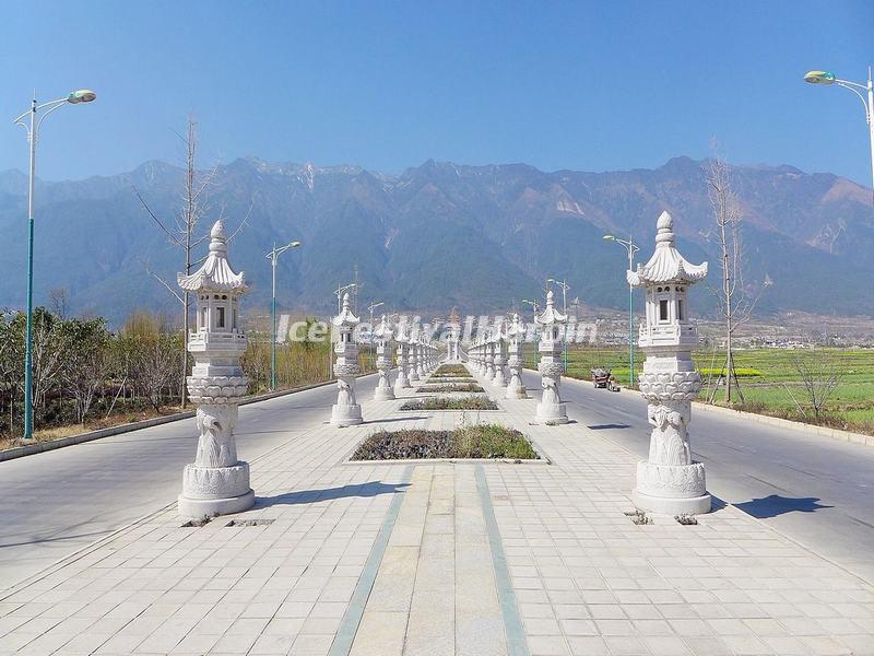 The Roads to Three Pagodas of Chongsheng Temple