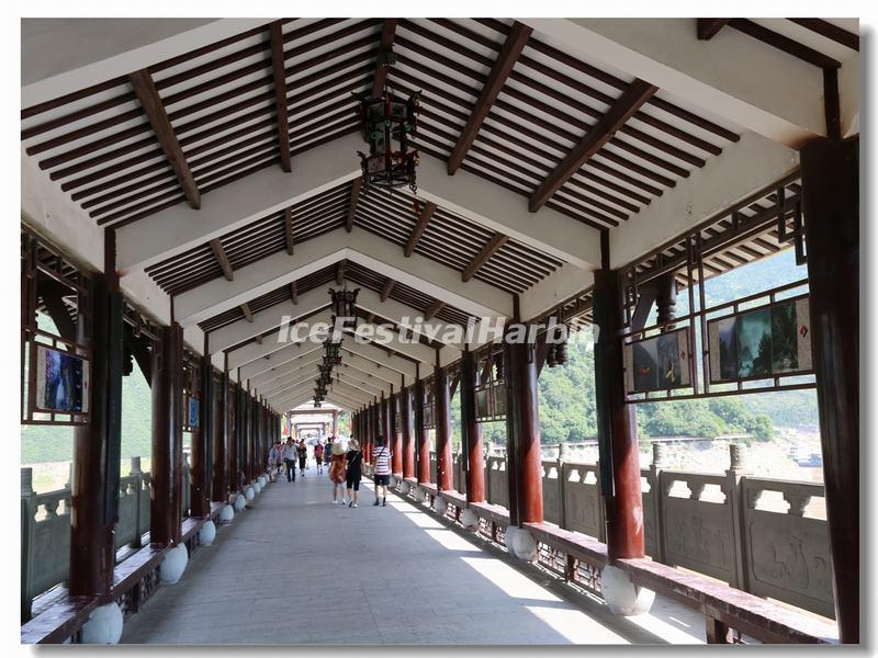 The Long Corridor Linking the White Emperor City