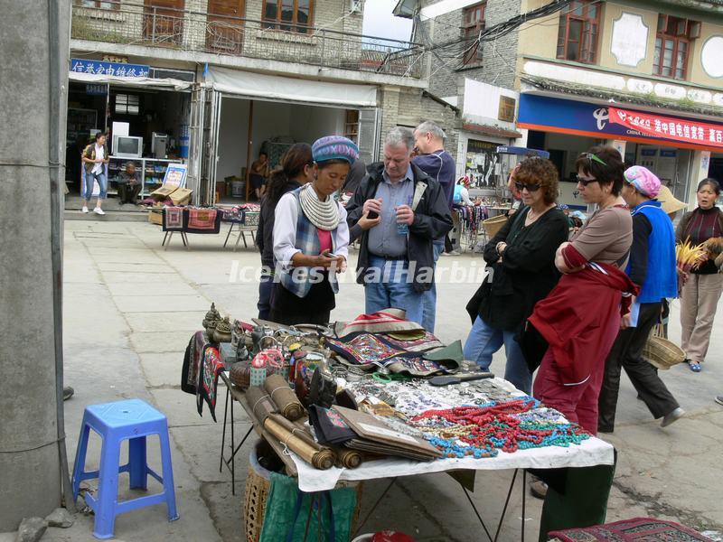 Tourists Visit Xizhou Town