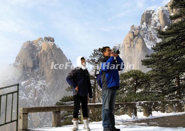 The Photographers in the Yellow Mountain 