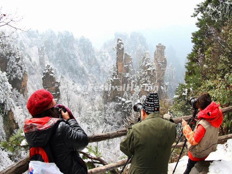 Tourists in Zhangjiajie National Forest Park