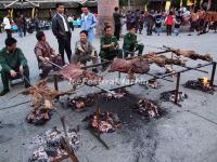 Tourists Enjoy Barbecuing in Zhangjiajie Tujia Folk Custom Park